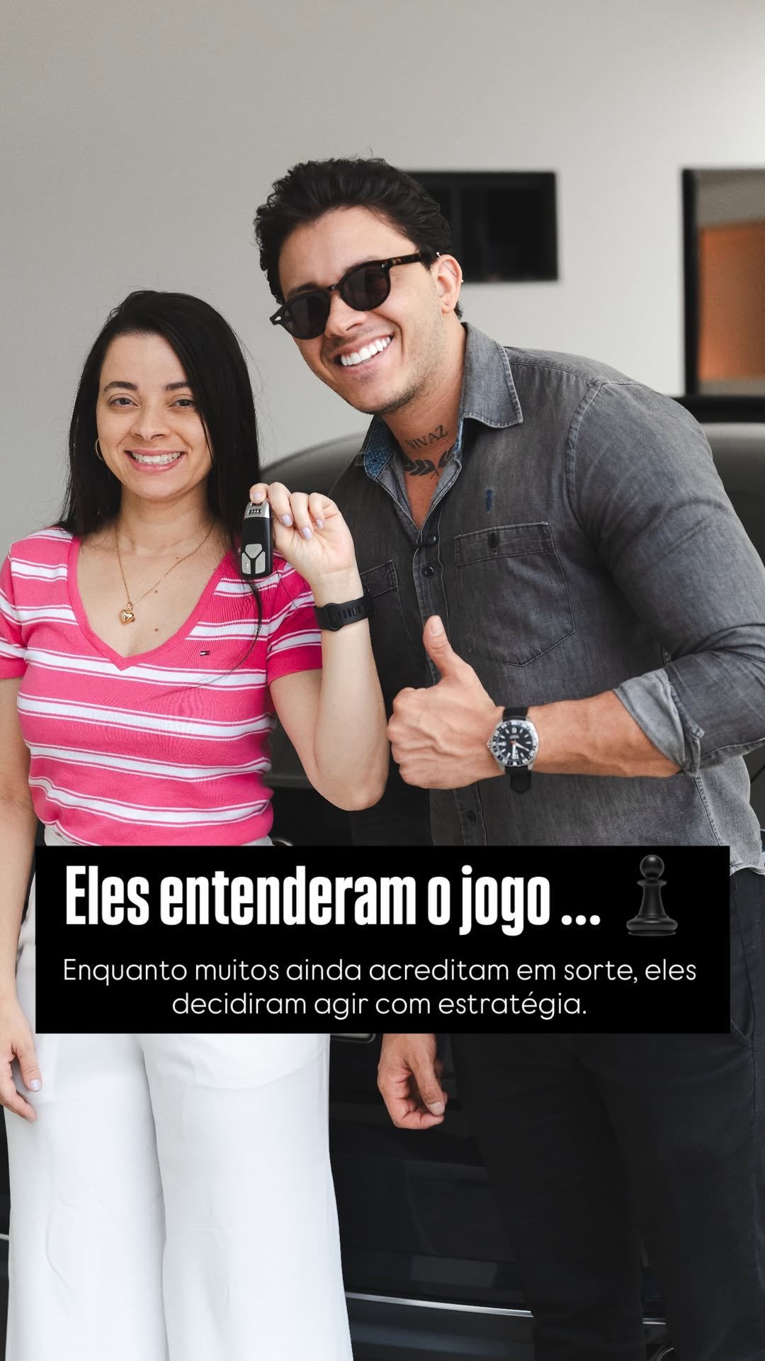 Cliente contemplada segurando a chave de sua conquista ao lado de um especialista da Max Business.