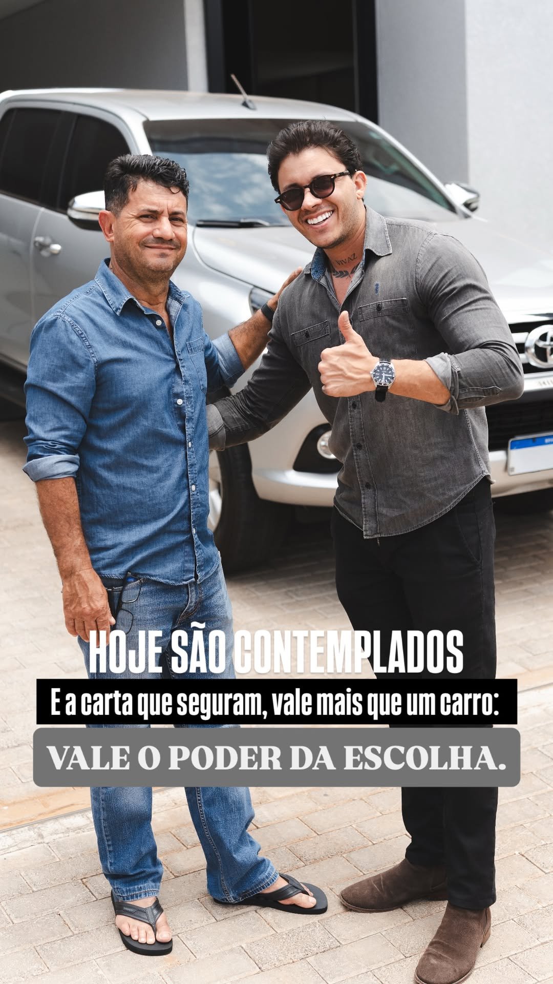 Cliente contemplado ao lado de seu veículo e de um especialista da Max Business.